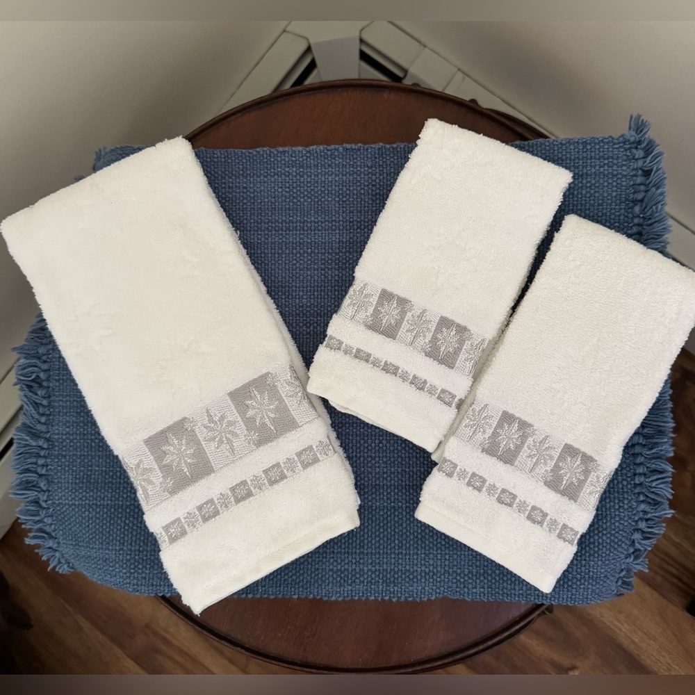 🔴NEW🔴White with Silver Embroidered Snowflake Hand Towel, and 2 Finger Tip Towels